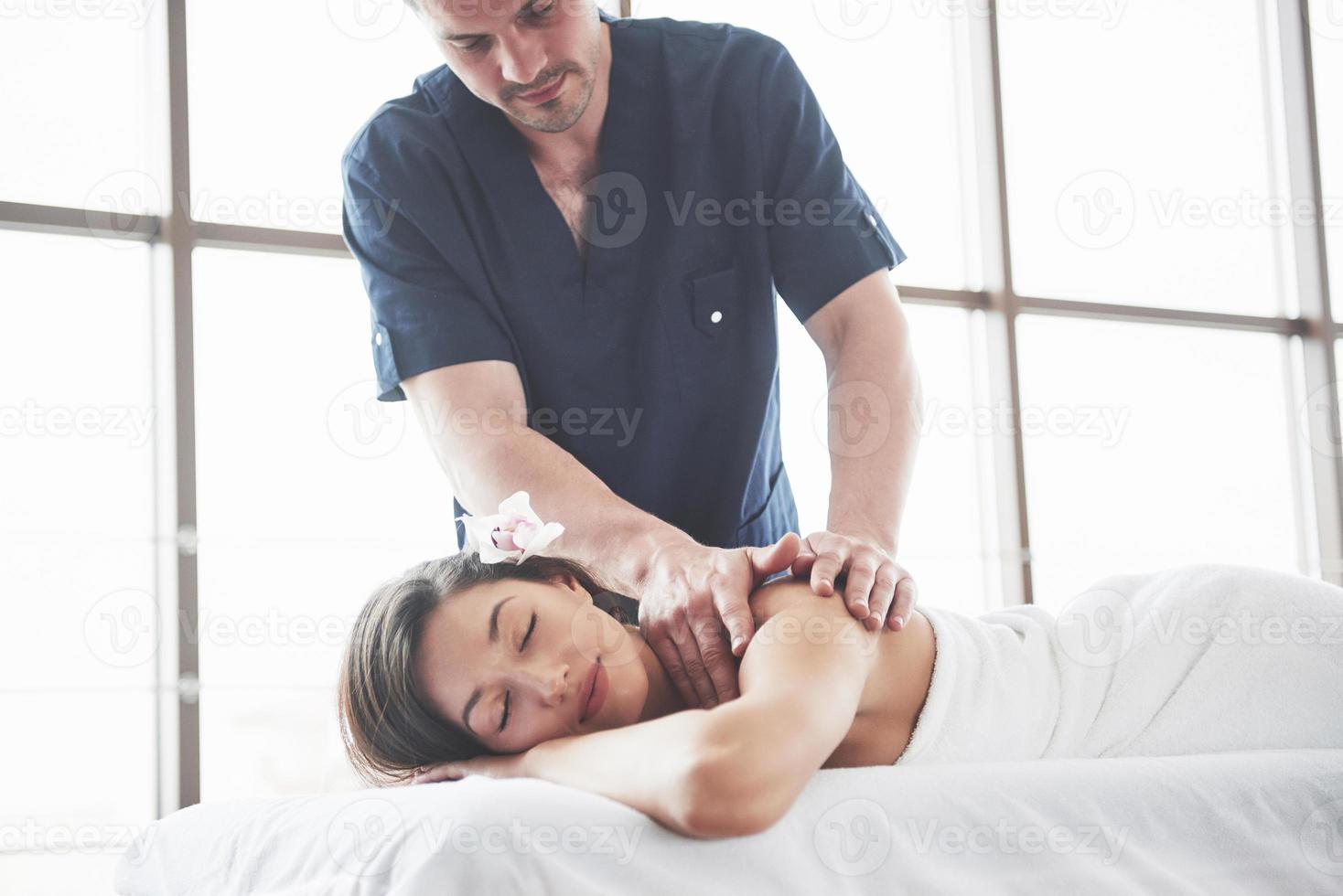 belle femme allongée sur une table de massage au spa. photo