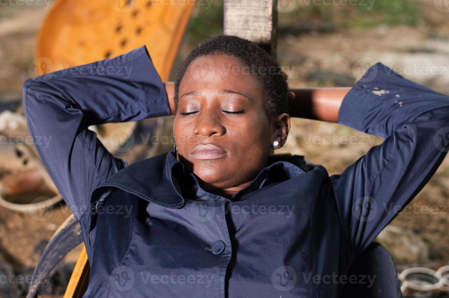 mécanicien de jeune femme dormant dans un fauteuil. photo