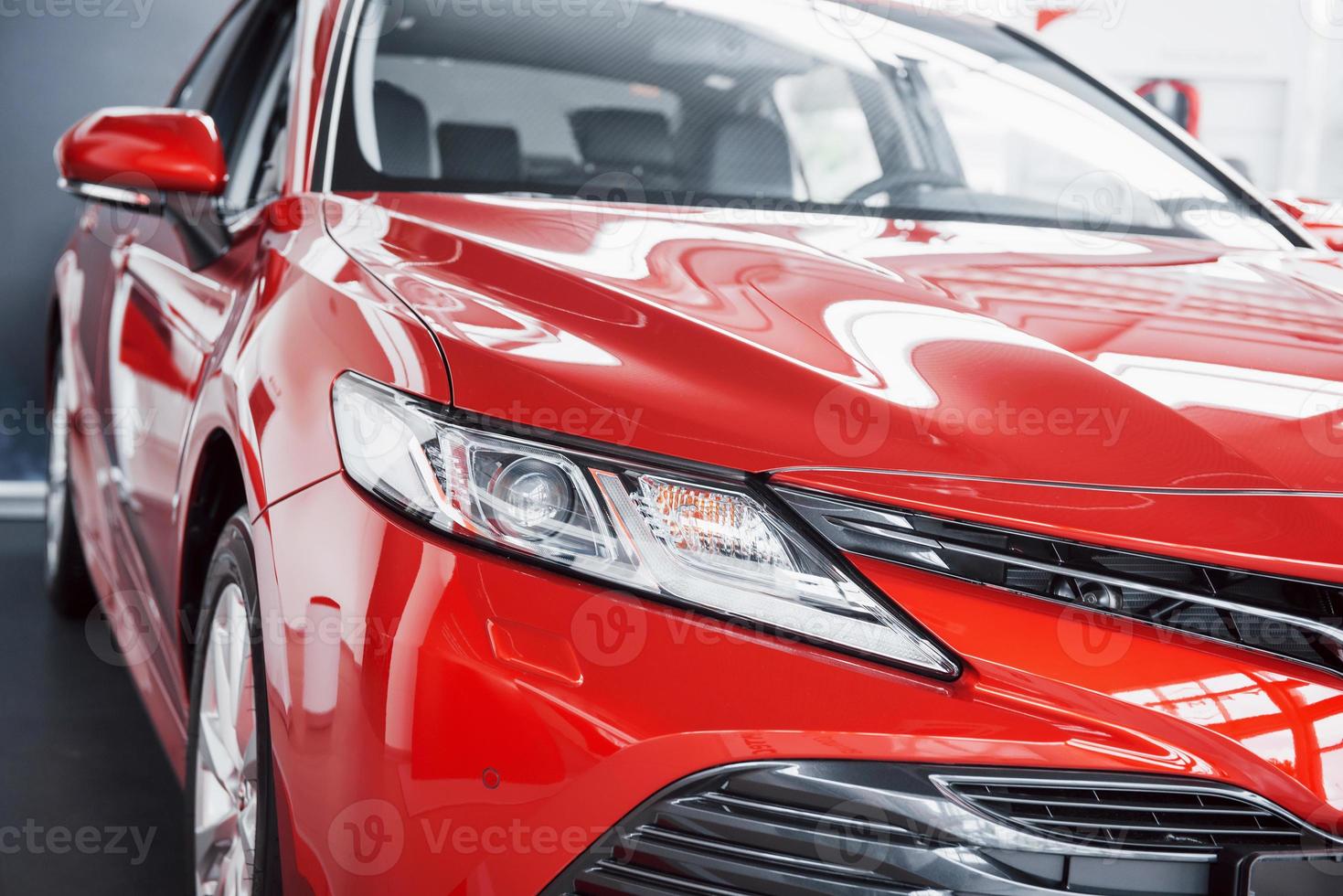 phares de la nouvelle voiture rouge, chez le concessionnaire automobile. photo