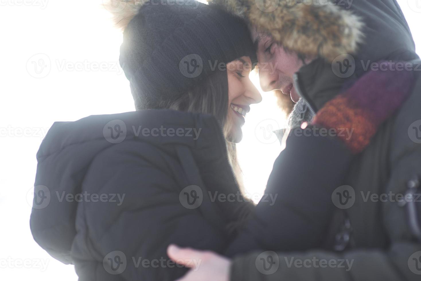 heureux jeune couple dans le parc d'hiver s'amusant.famille à l'extérieur. photo