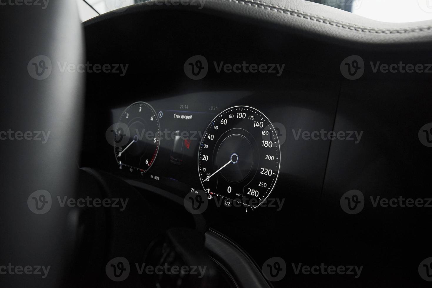 intérieur d'une prestigieuse voiture noire moderne. sièges et accessoires confortables en cuir et volant photo