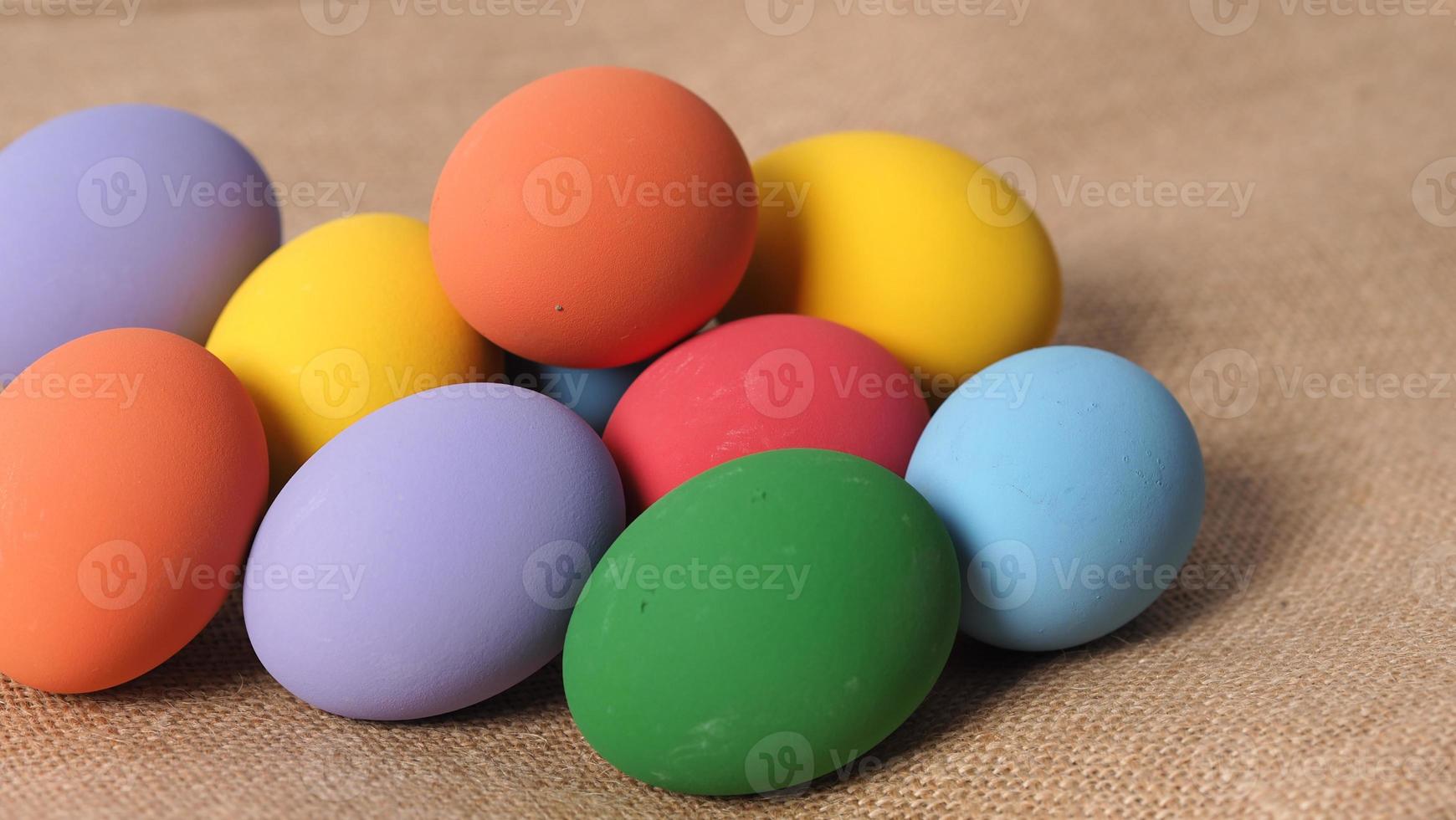 oeufs de pâques ou oeuf de couleur. multicolore des oeufs de pâques photo