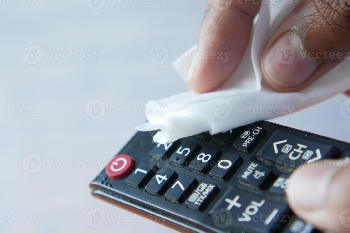 nettoyer la télécommande du téléviseur avec un tissu en tissu antibactérien.. photo