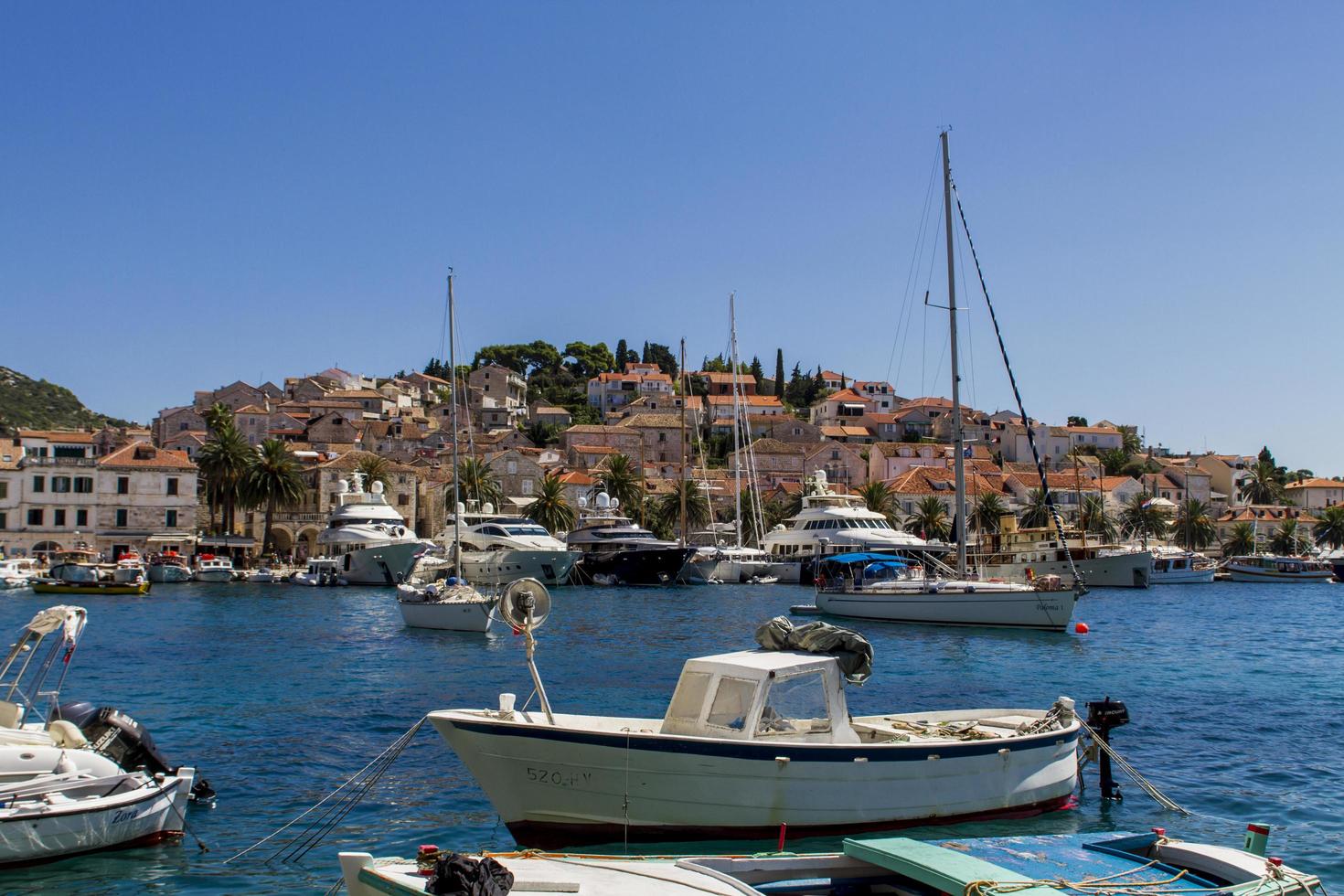 hvar, croatie, 1er juillet 2014 - bateaux à marina à hvar, croatie. hvar est l'une des destinations les plus populaires et les plus visitées de croatie. photo