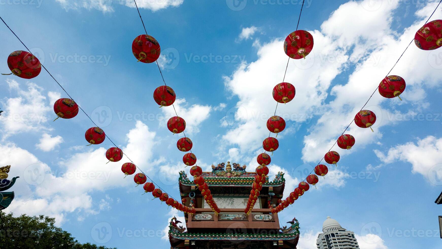 bleu ciel nuage blanc Couleur vue magnifique rouge rose Orange Couleur lanterne wat dragon temple religion Chine chinois Nouveau année culture ancien art traditionnel animal sculpture bouddhisme fête conception photo