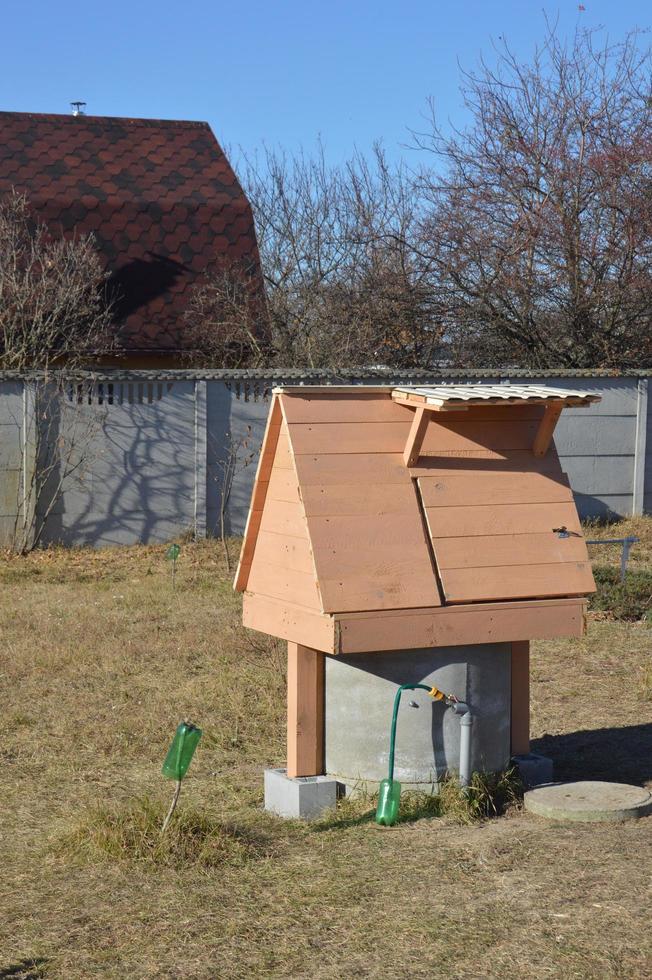 maison en bois pour puits d'eau potable photo