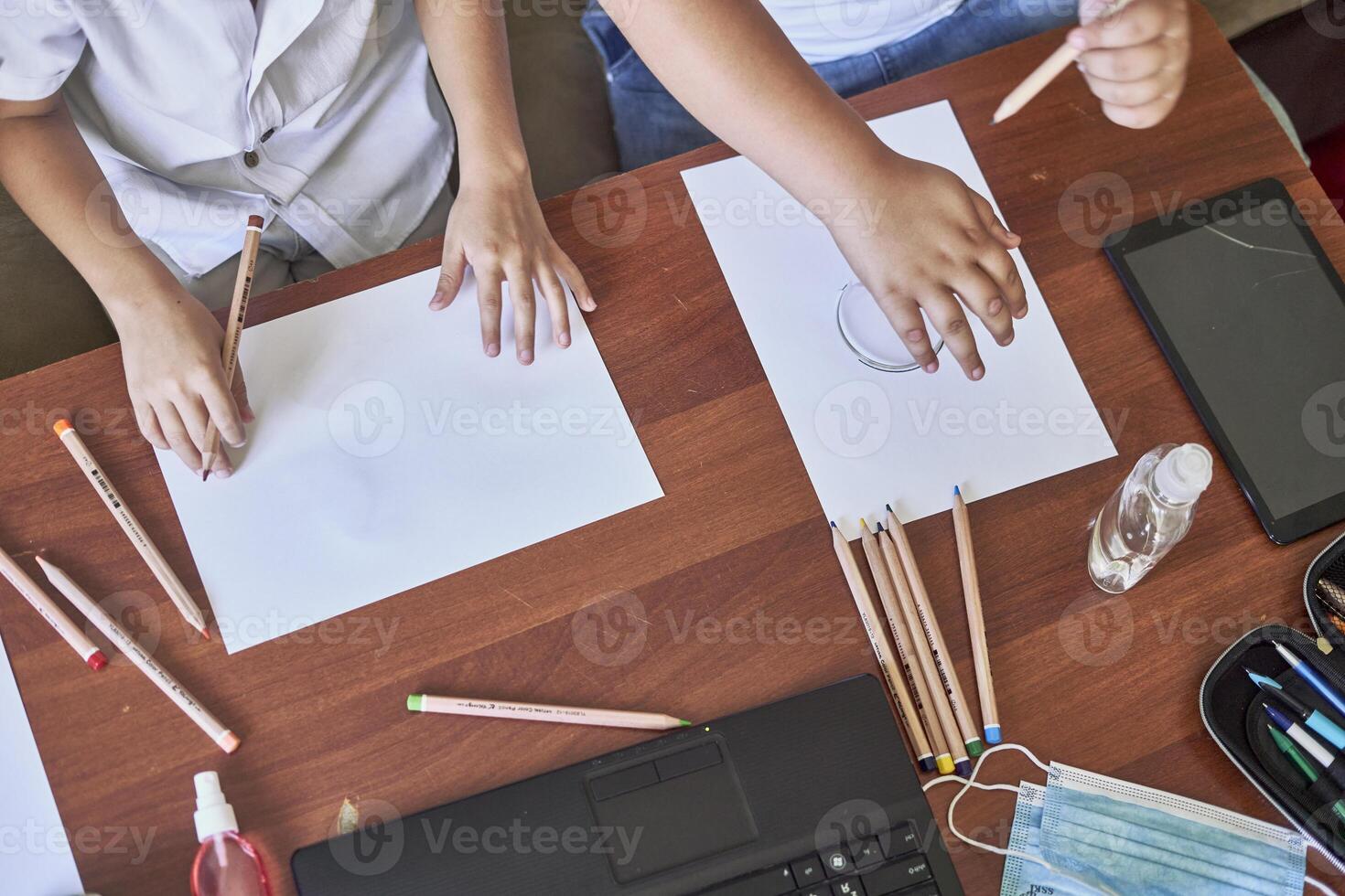 peu des gamins en train d'étudier Haut vue photo