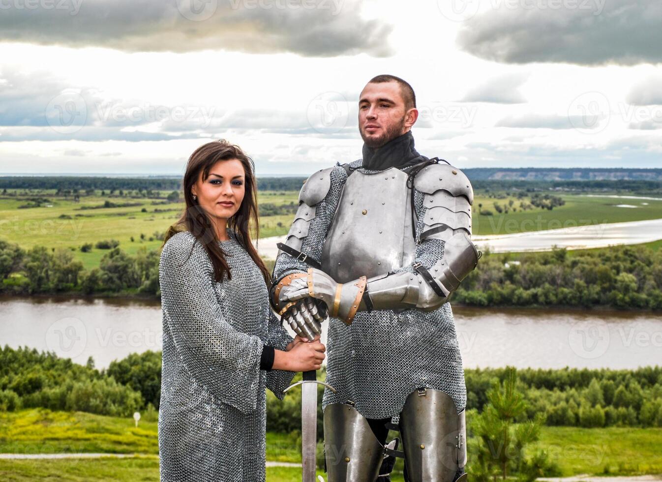 Chevalier avec le sien Dame dans armure et chaîne poster. photo