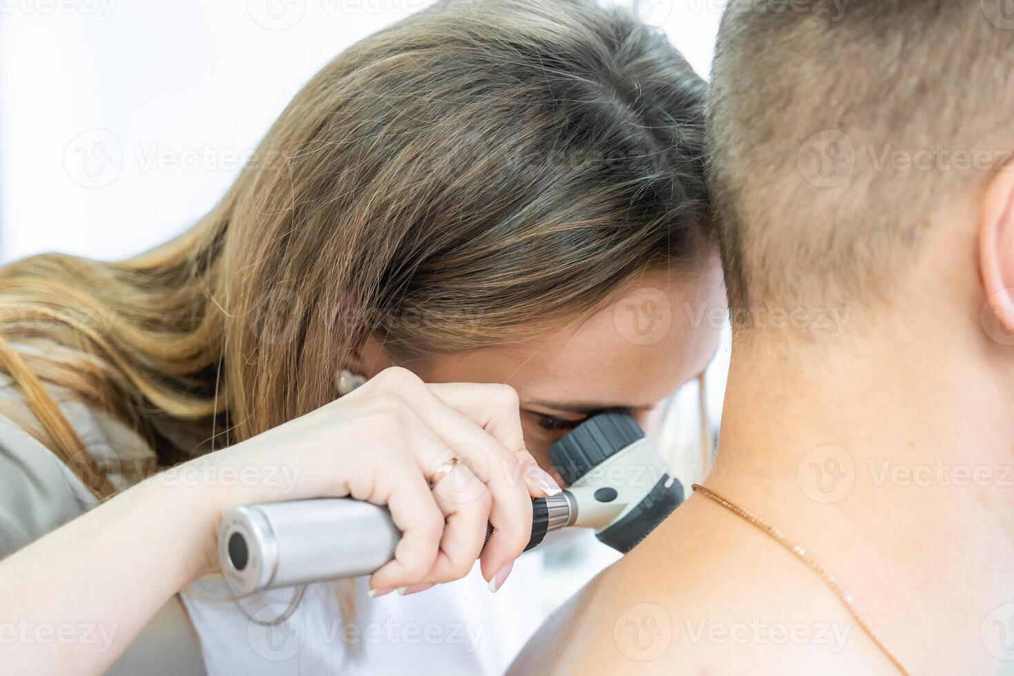 médecin dermatologue examine peau et taupes de patient. dermatoscopie, la prévention de mélanome, peau cancer. photo