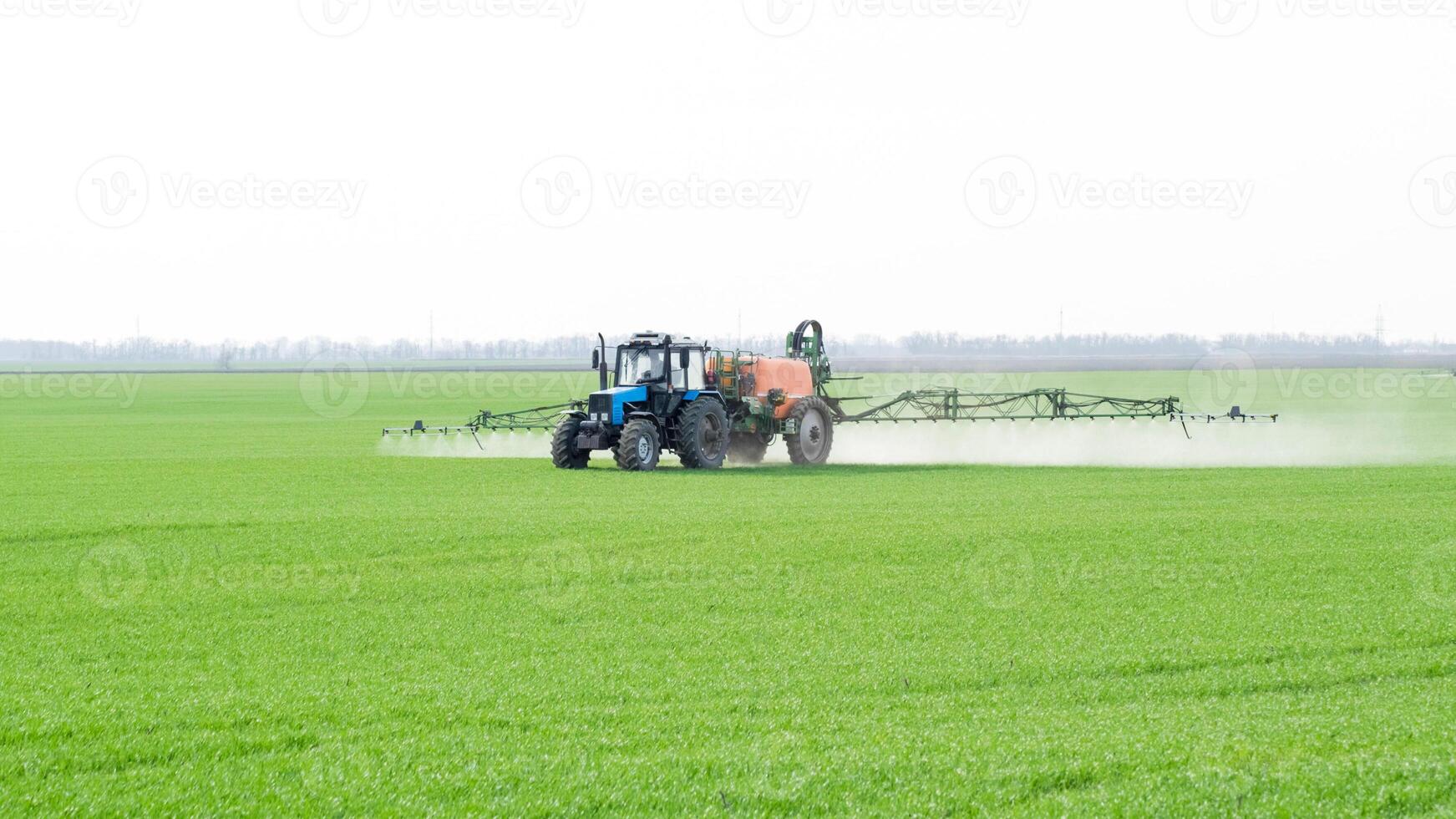 tracteur avec une vaporisateur dispositif pour finement Dispersé engrais. photo