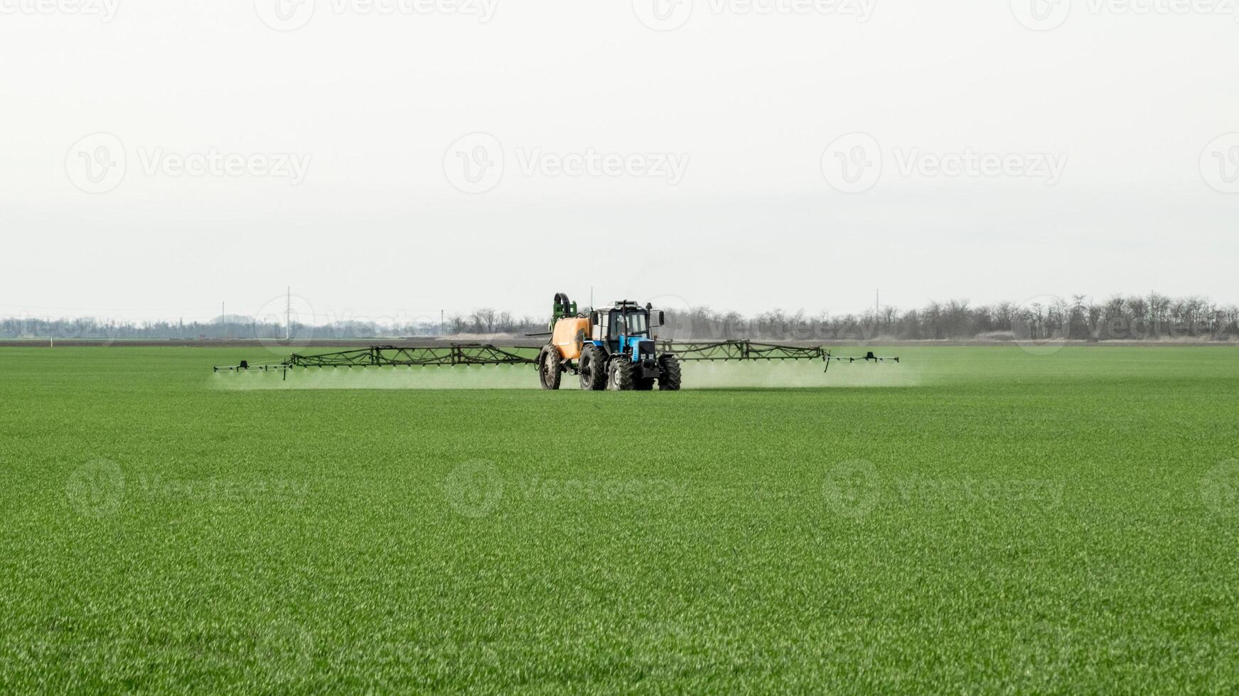 tracteur avec une vaporisateur dispositif pour finement Dispersé engrais. photo