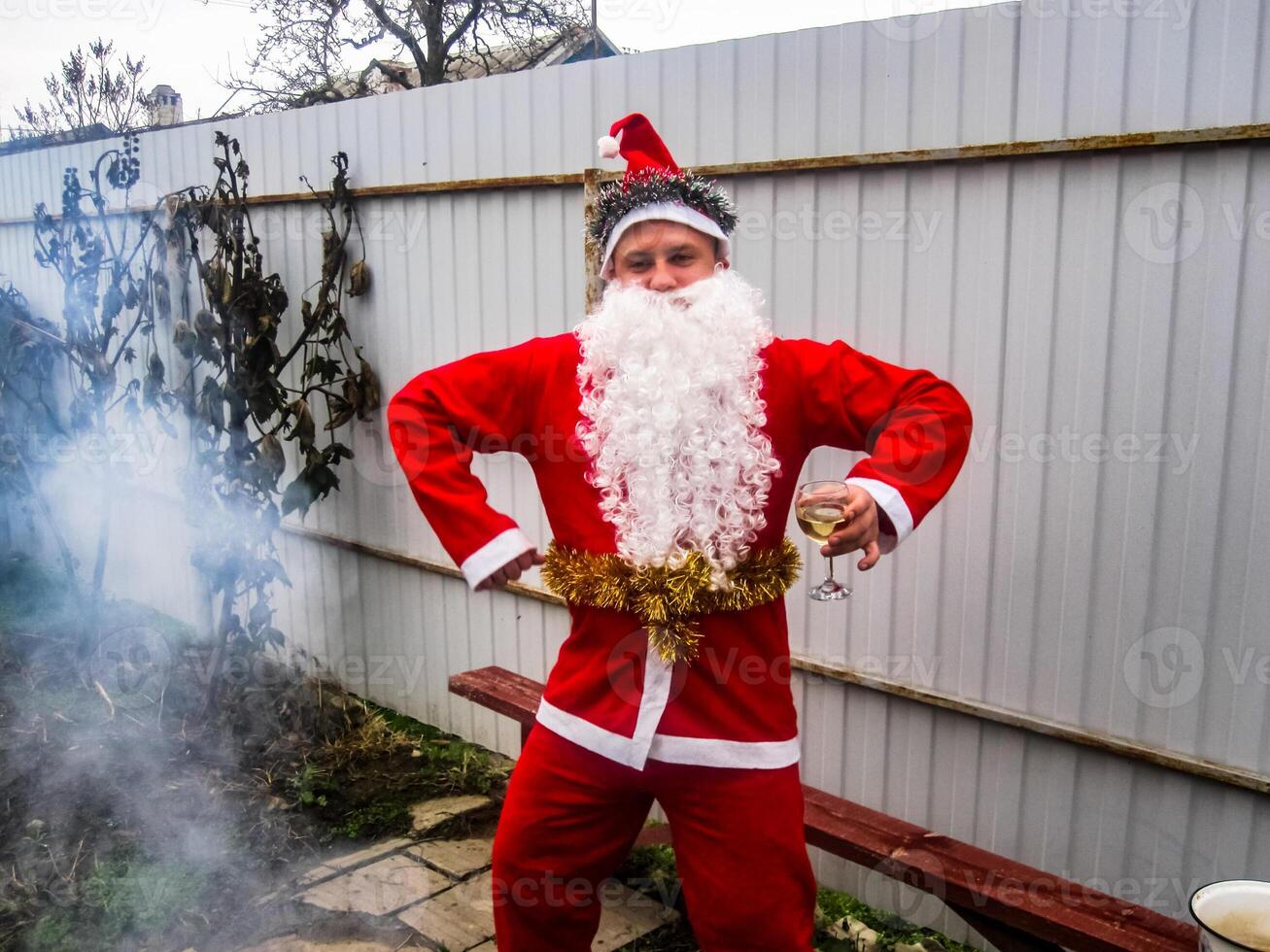 Père Noël claus frites une shish kebab photo