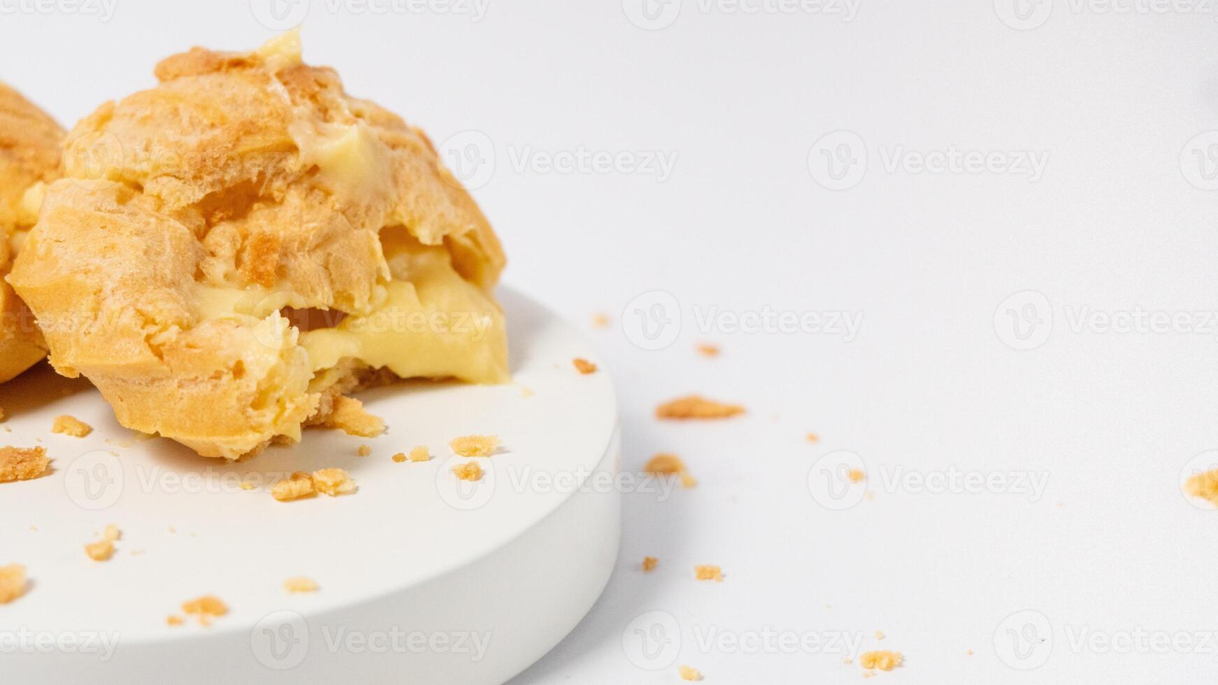 fraîchement cuit crème bouffées ou vanille éclairs isolé sur blanc Contexte photo