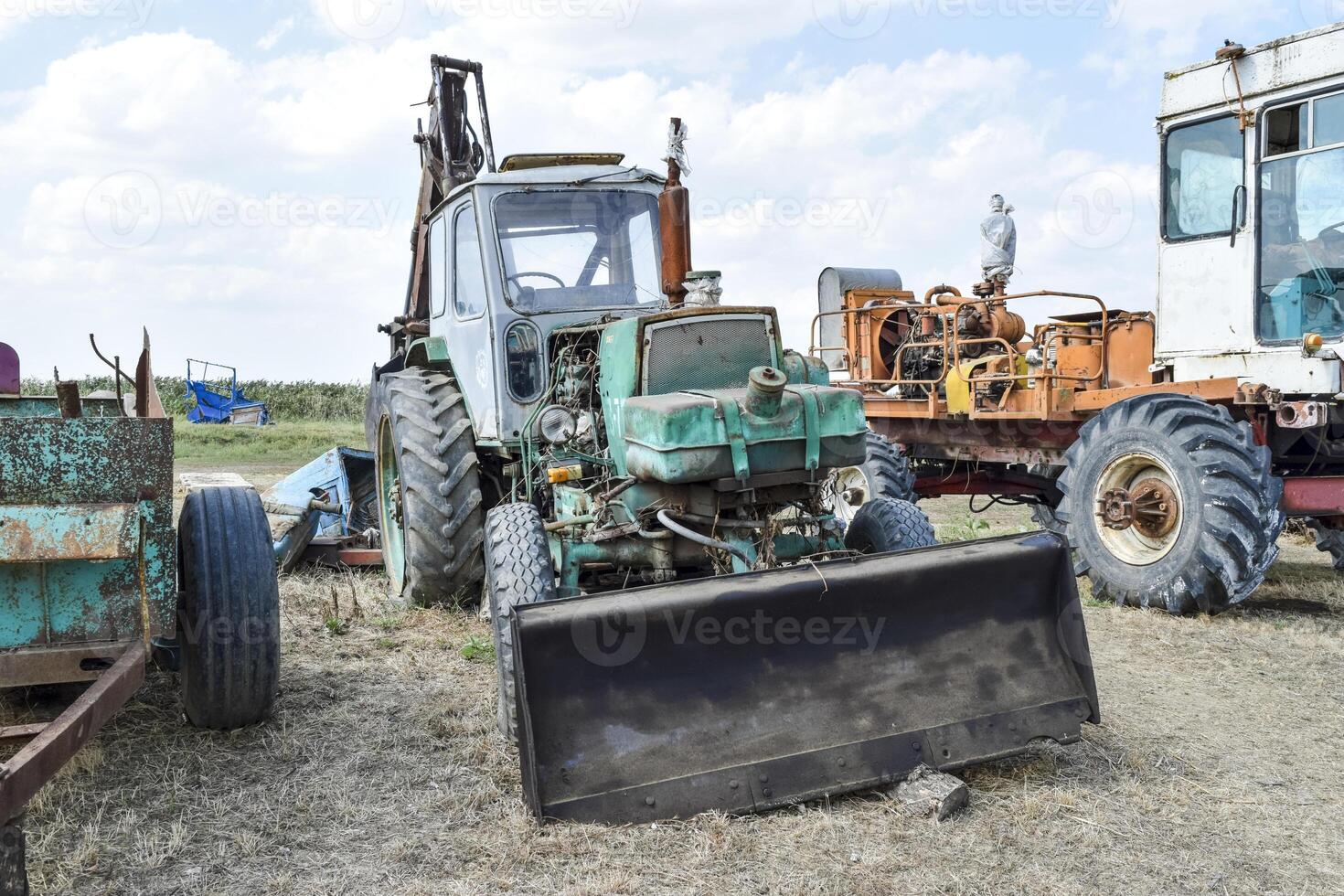 tracteur avec une seau pour creusement sol. bulldozer et niveleuse. photo