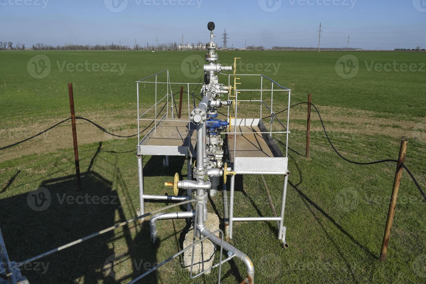 le équipement et les technologies sur pétrole des champs. pétrole bien photo