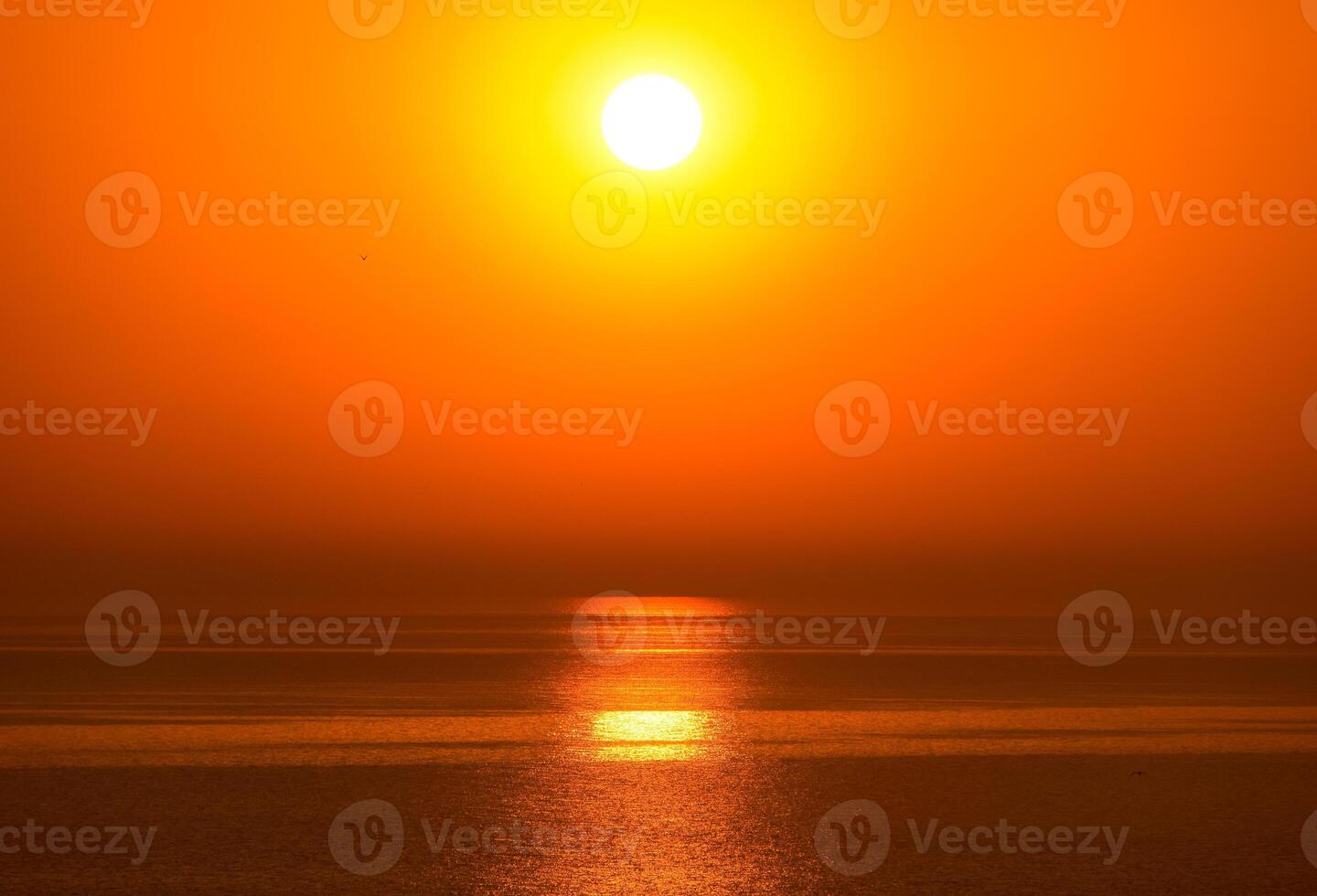 Aube plus de le mer. mer de Azov. lever du soleil. photo