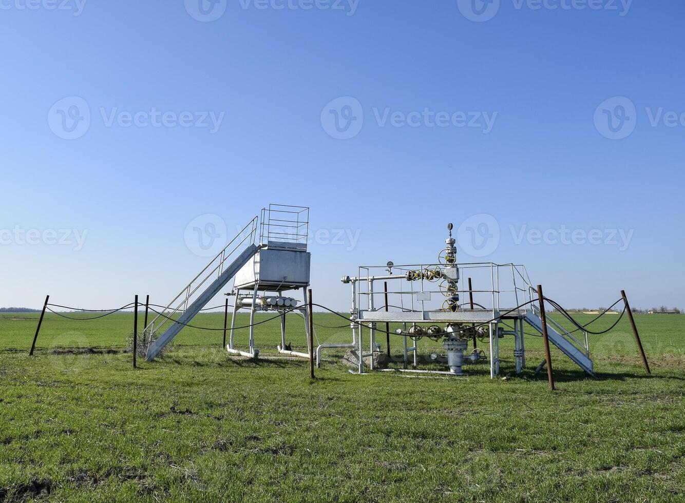 le équipement et les technologies sur pétrole des champs. pétrole bien photo