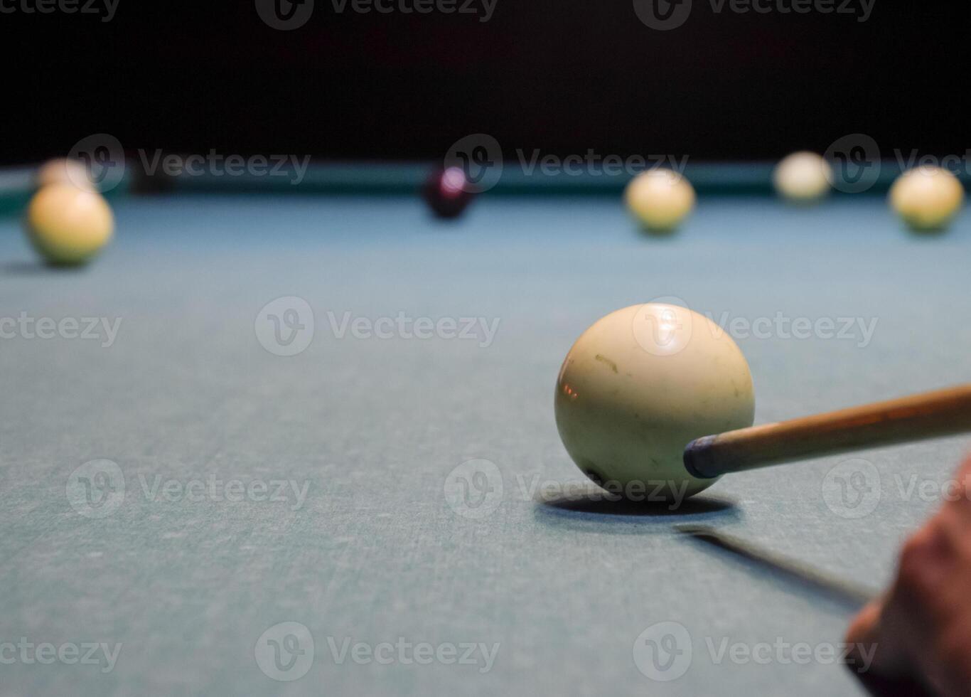 billard, billard tableau. ciblage le queue dans le Balle pour lutin photo