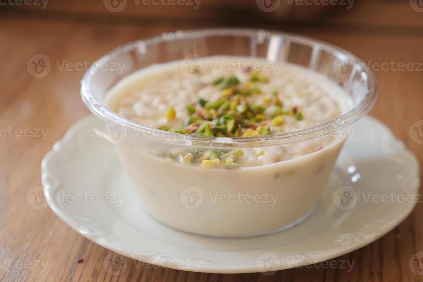 riz caramel pudding dans une verre pot sur table photo