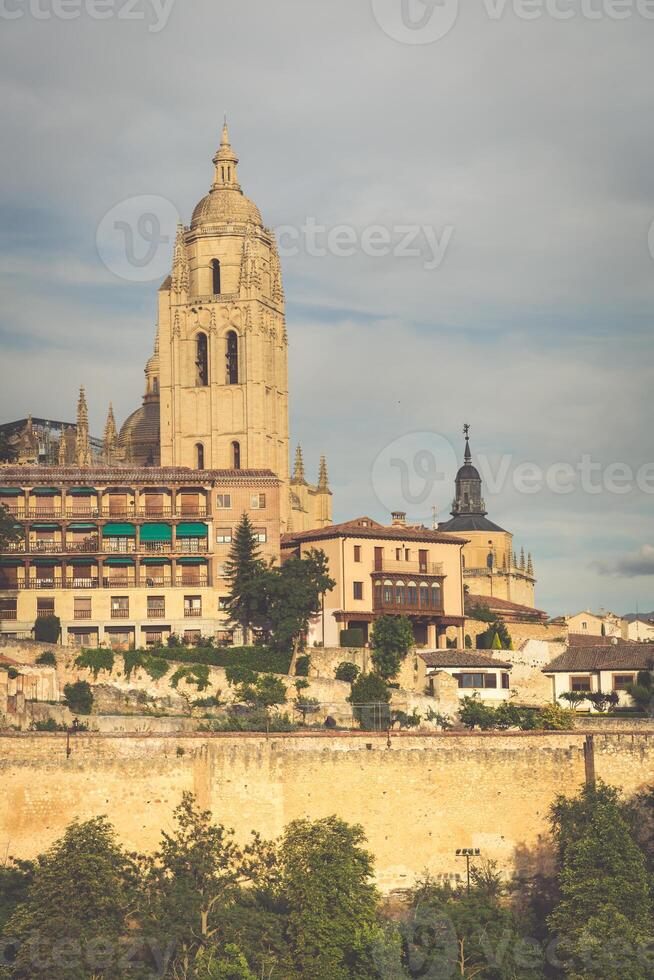 Ségovie, Espagne. panoramique vue de le historique ville de Segovia horizon avec catedral de Père Noël maria de Ségovie, Castille y Léon. photo