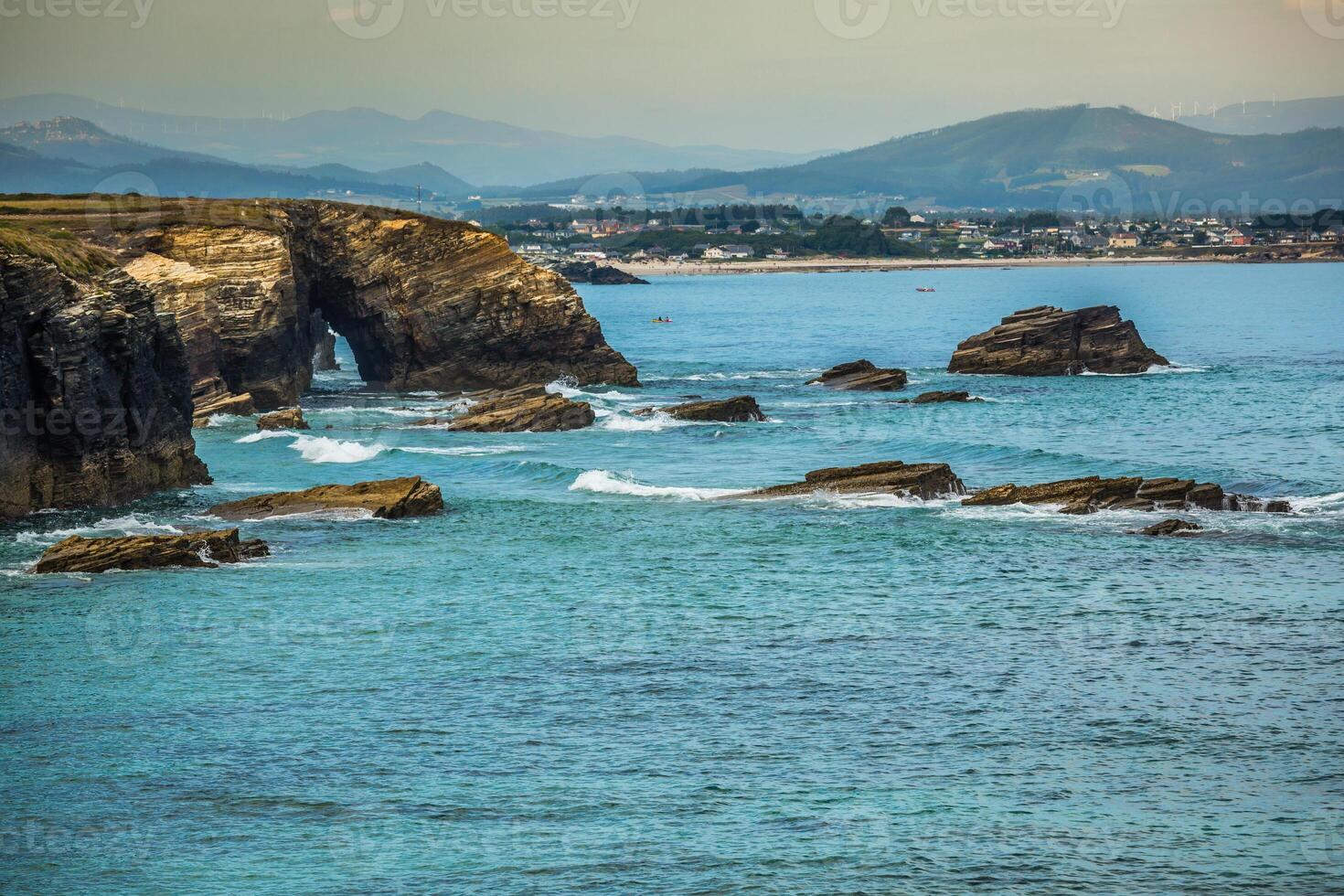 playa de Las cathédrales - magnifique plage dans le Nord de Espagne. photo