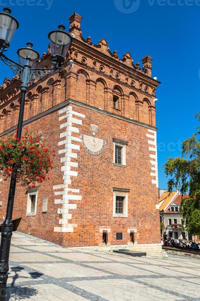 gothique style ville salle avec Renaissance grenier dans le vieux ville dans Sandomierz, Pologne photo
