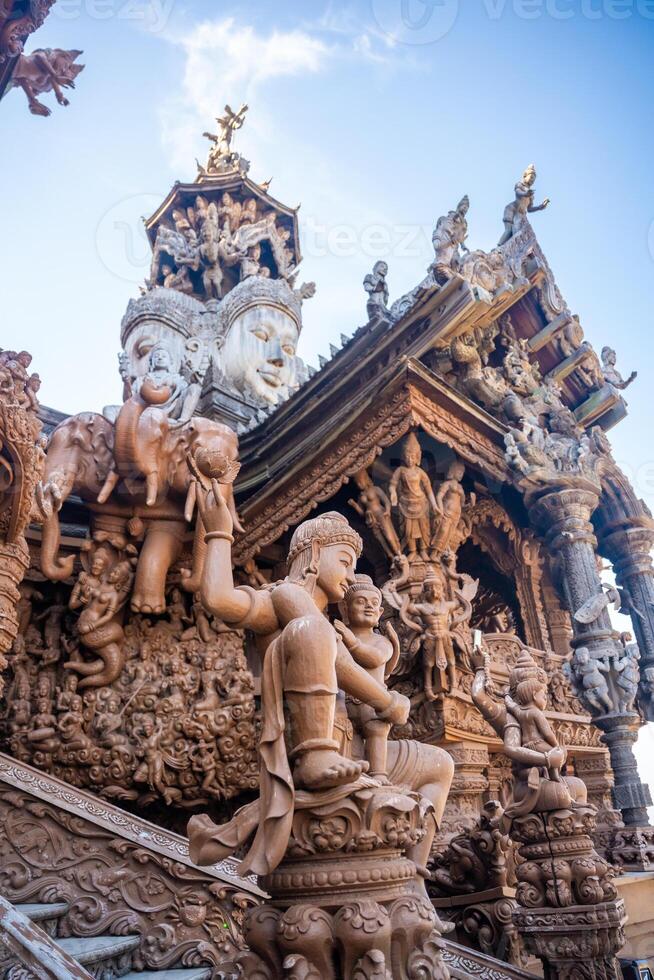 sanctuaire de vérité en bois temple dans Pattaya Thaïlande est une gigantesque bois construction situé à le cap de naklua Pattaya ville. sanctuaire de vérité temple. photo