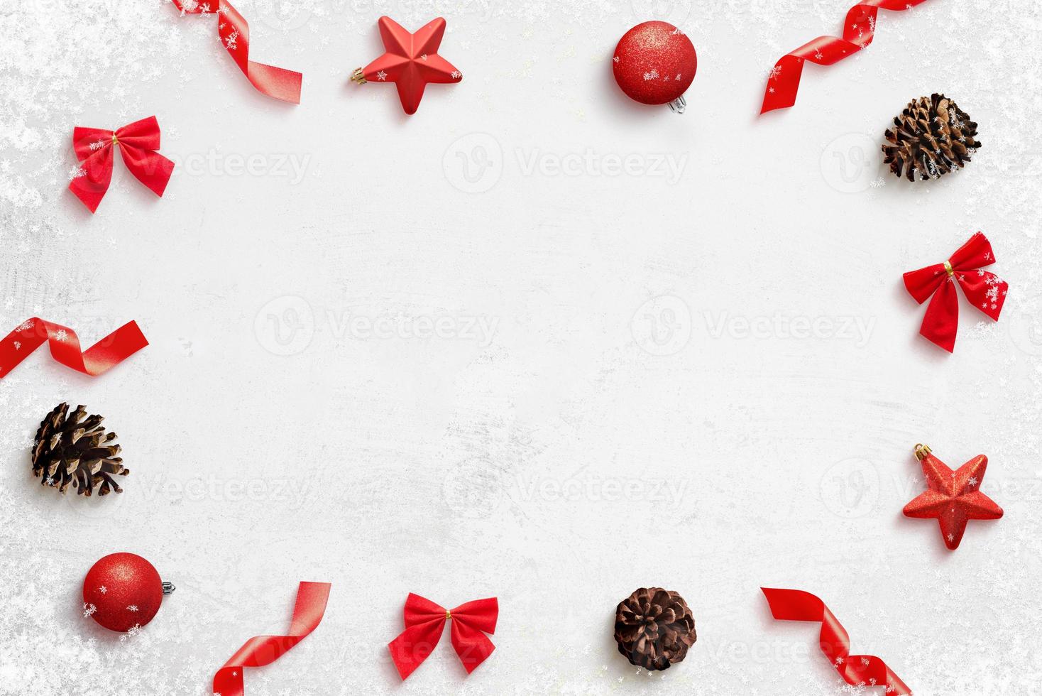 composition de noël avec des décorations rouges sur une surface propre avec un espace de copie au milieu. vue de dessus, mise à plat photo