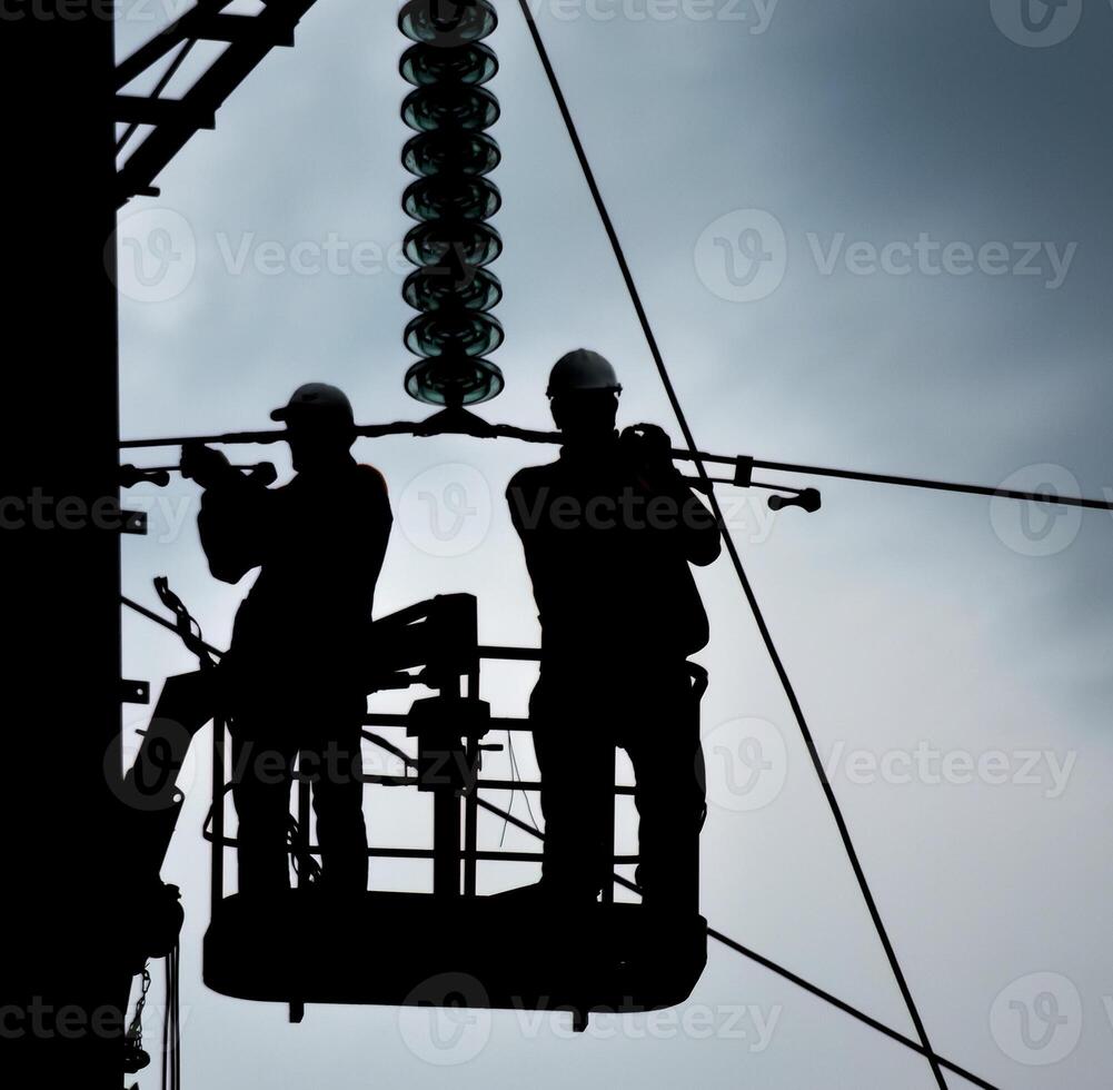 Assemblée et installation de Nouveau soutien de une Puissance ligne photo