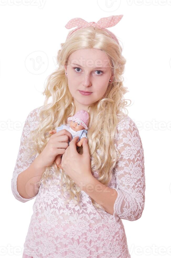 mignonne Jeune femme avec bébé poupée photo