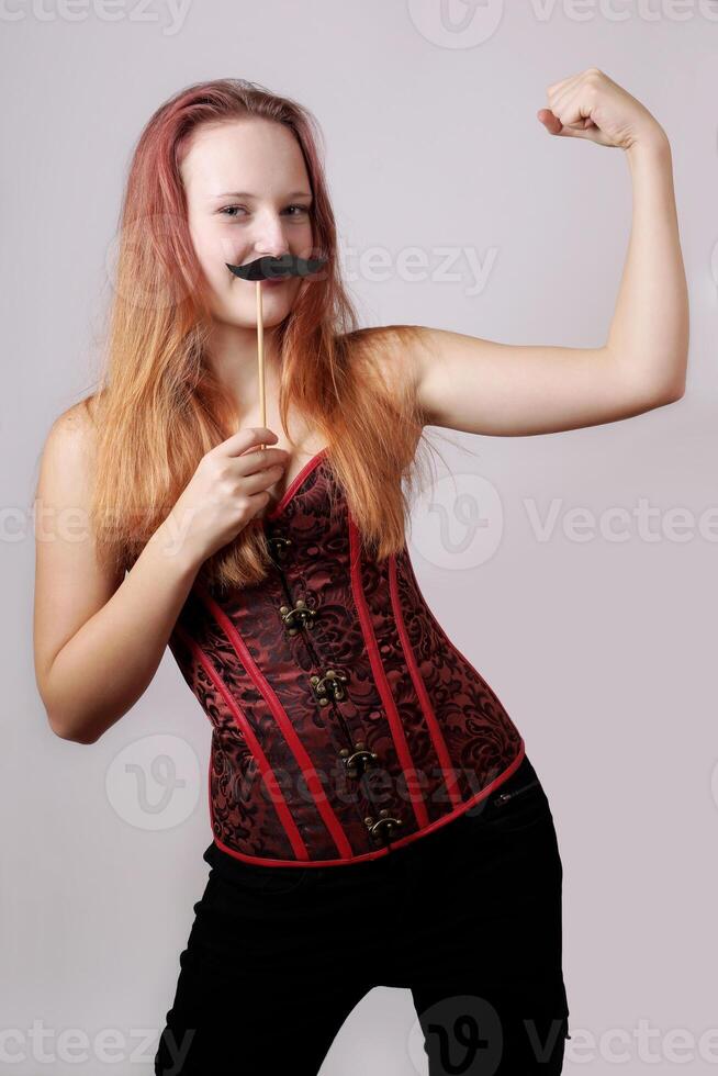 Jeune femme avec faux moustache photo