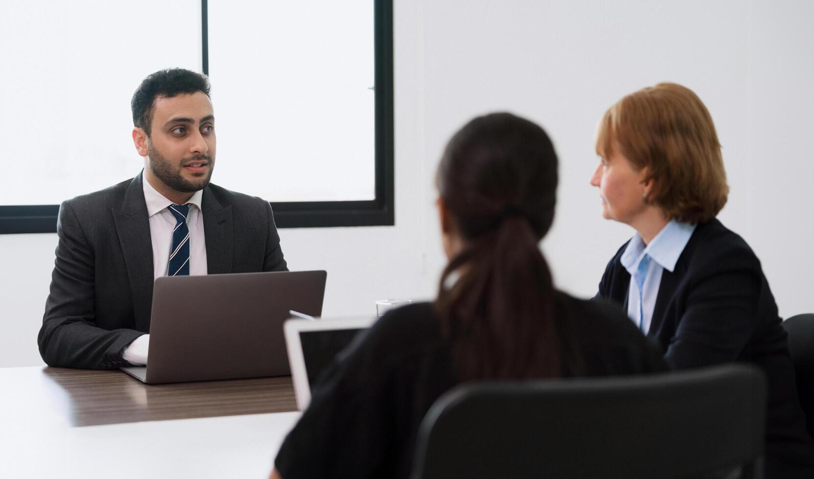 groupe de affaires gens travail dans Bureau et discuter Nouveau idées. patron réunion équipe pour Nouveau projet photo