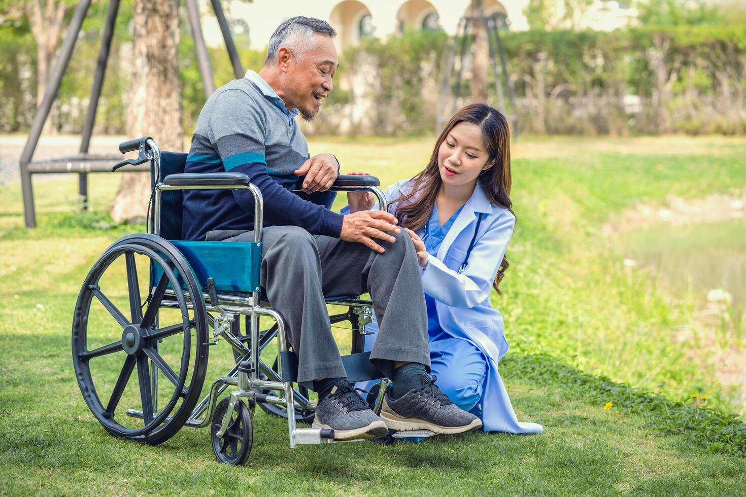 Sénior homme sur fauteuil roulant avec médecin photo