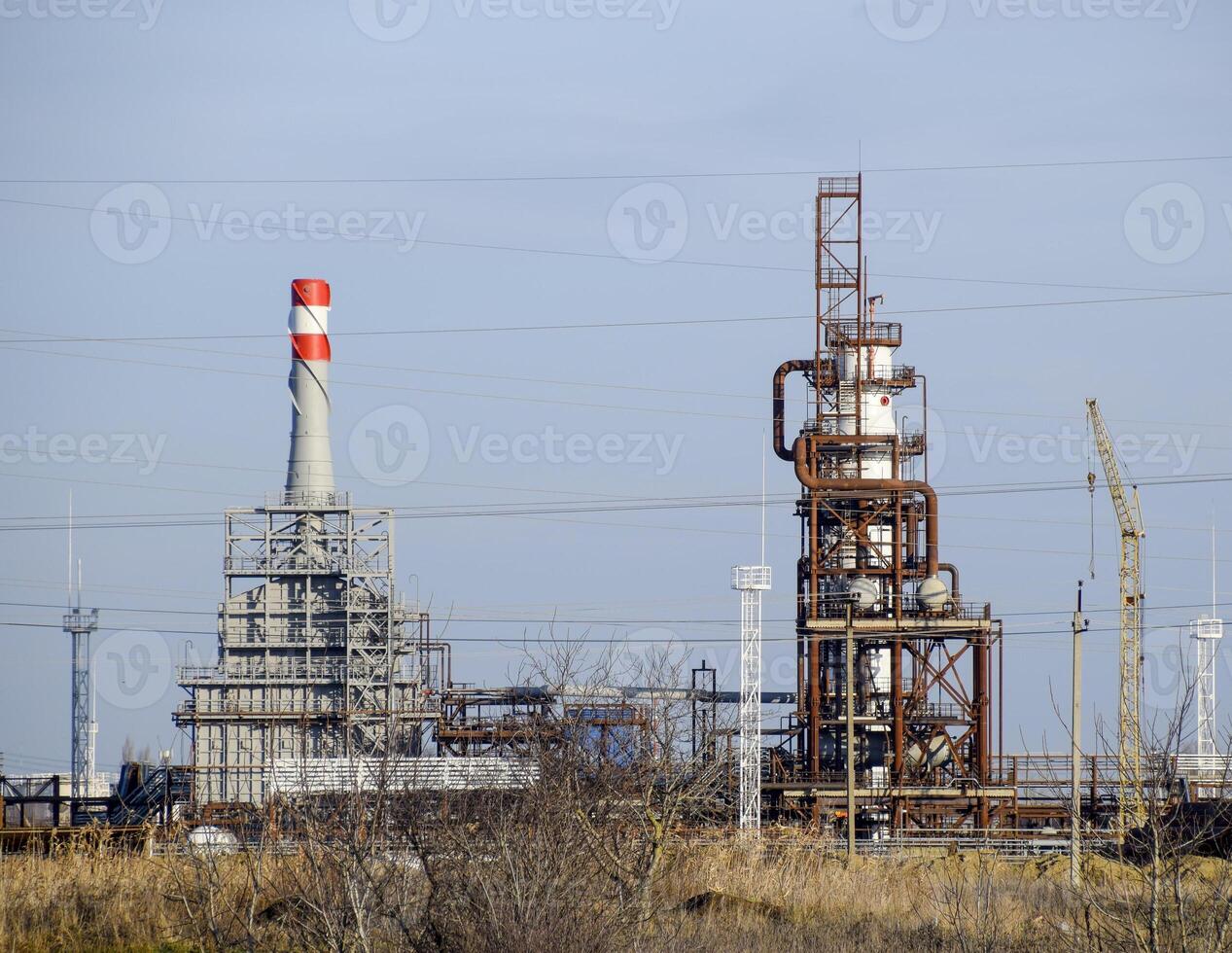 le colonne de Profond En traitement de carburant huile. une fourneau pour chauffage carburant huile. En traitement de carburant huile. pétrole raffinage. photo