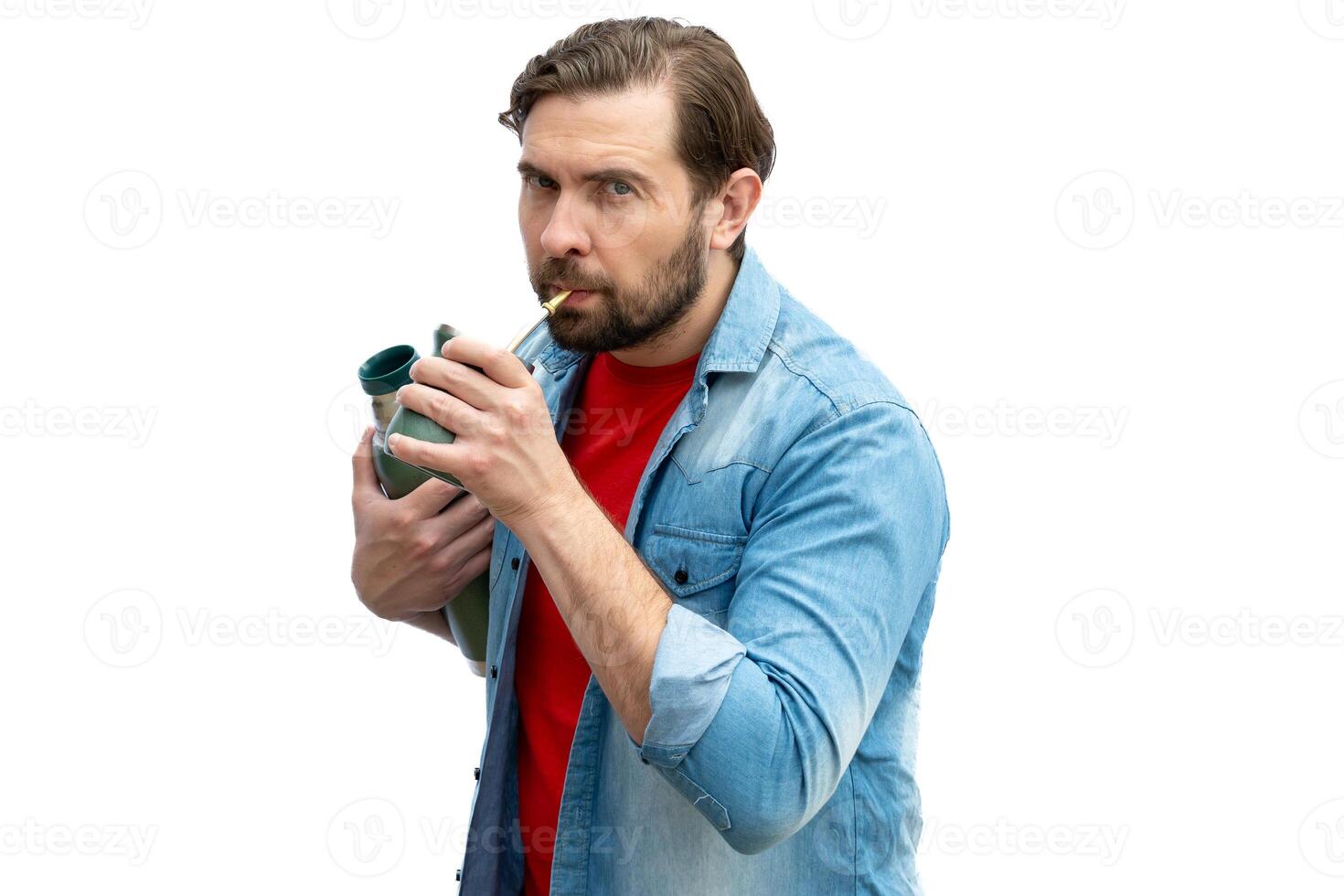 Jeune homme en buvant copain, en portant le thermos dans un bras. photo