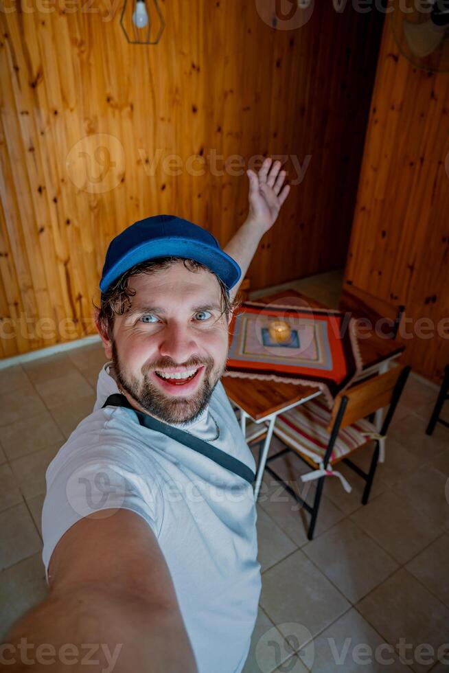 selfie de une Jeune adulte entrer un appartement dans Latin Amérique. photo