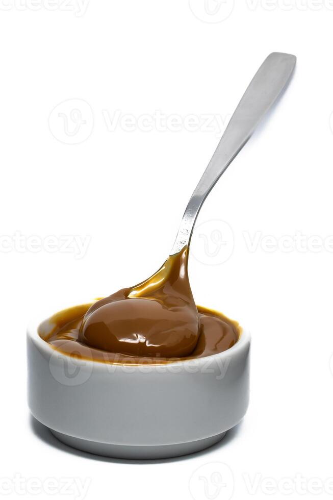 dulce de leche dans une petit bol sur isolé Contexte. photo