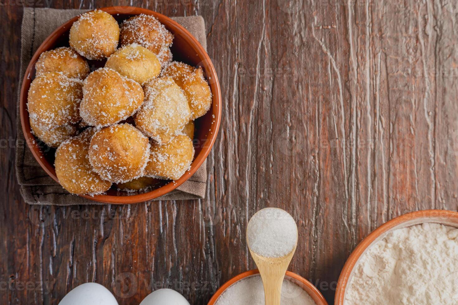 frit beignets couvert dans sucre. typique de argentin fait maison des pâtisseries. photo