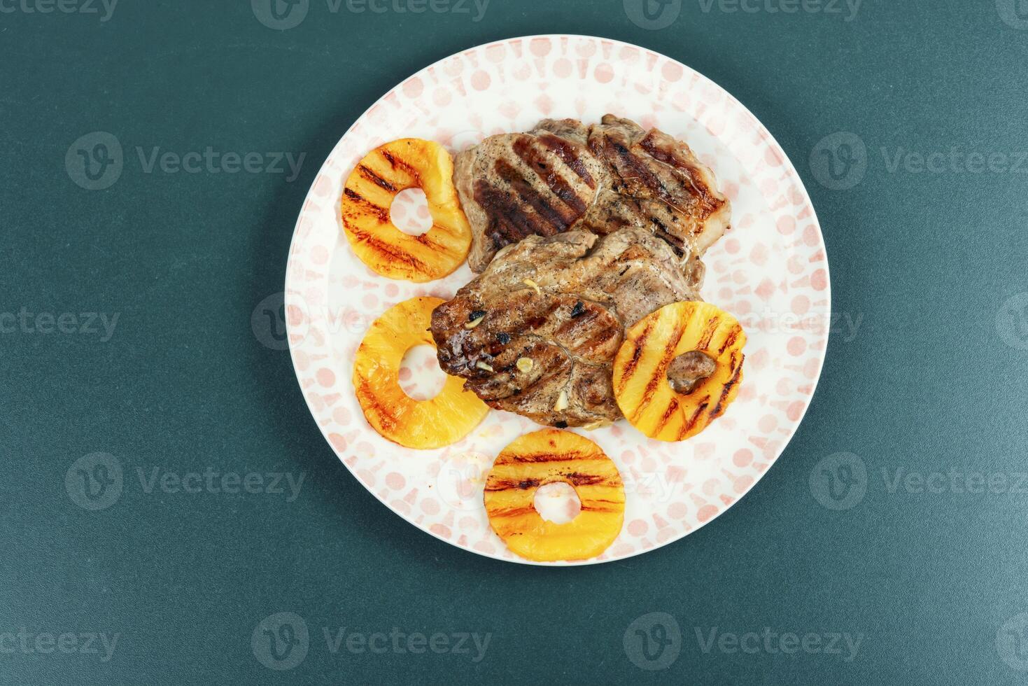 grillé porc hacher steak avec ananas. photo