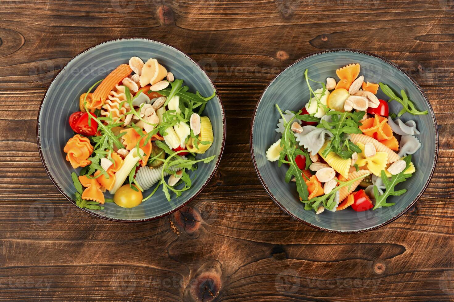 Pâtes salade avec des légumes. photo