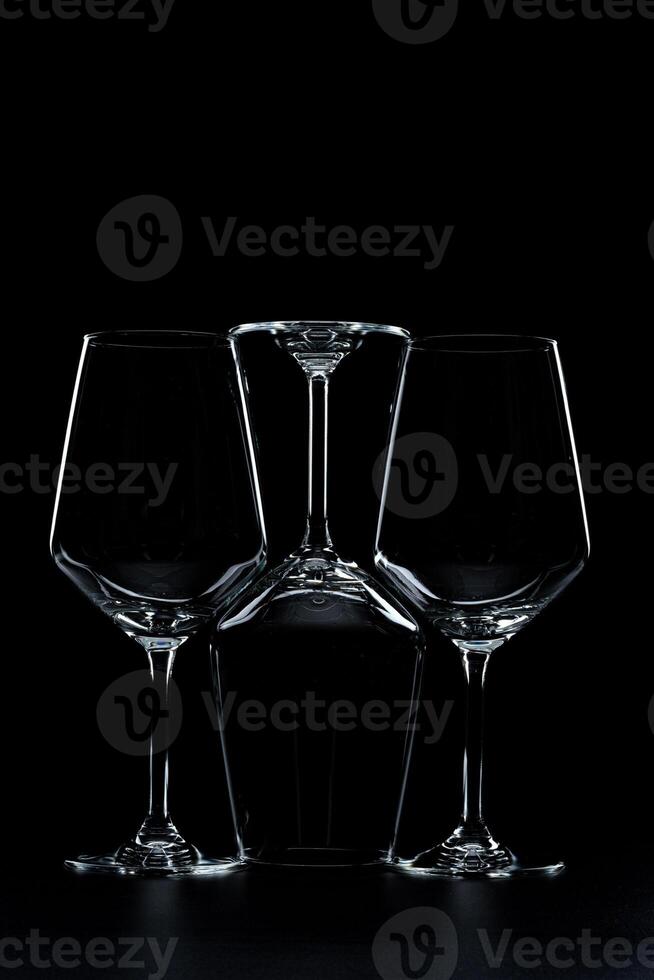 silhouette de du vin verre bouteille plein de fumée dans noir Contexte photo