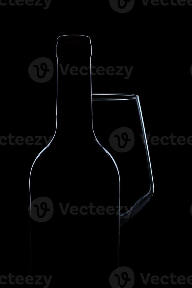 silhouette de du vin verre bouteille plein de fumée dans noir Contexte photo