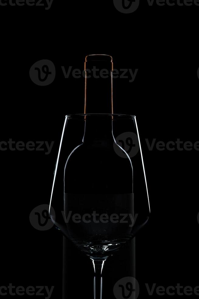 silhouette de du vin verre bouteille plein de fumée dans noir Contexte photo