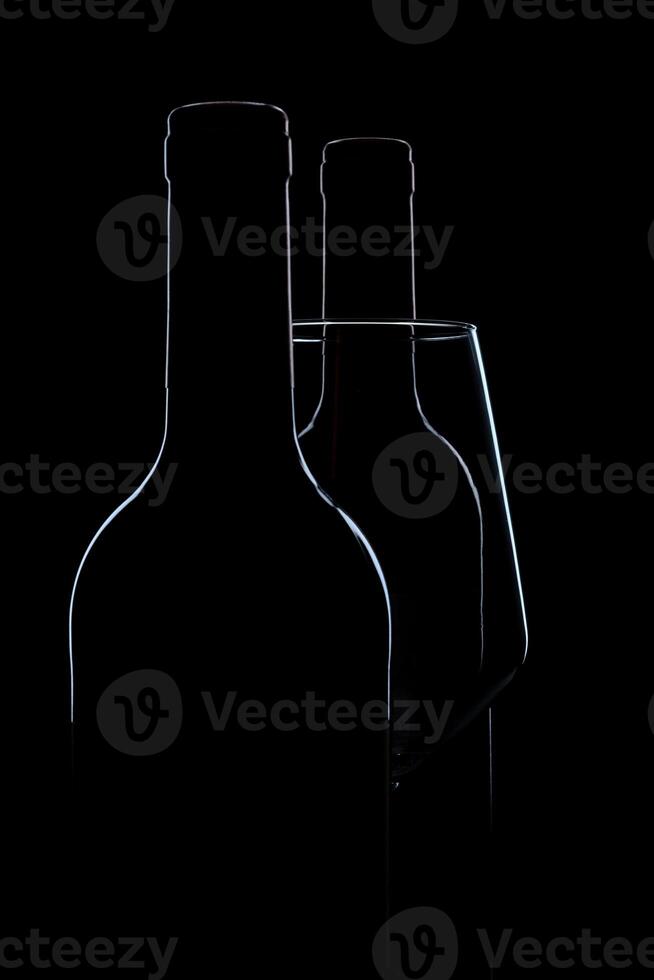 silhouette de du vin verre bouteille plein de fumée dans noir Contexte photo