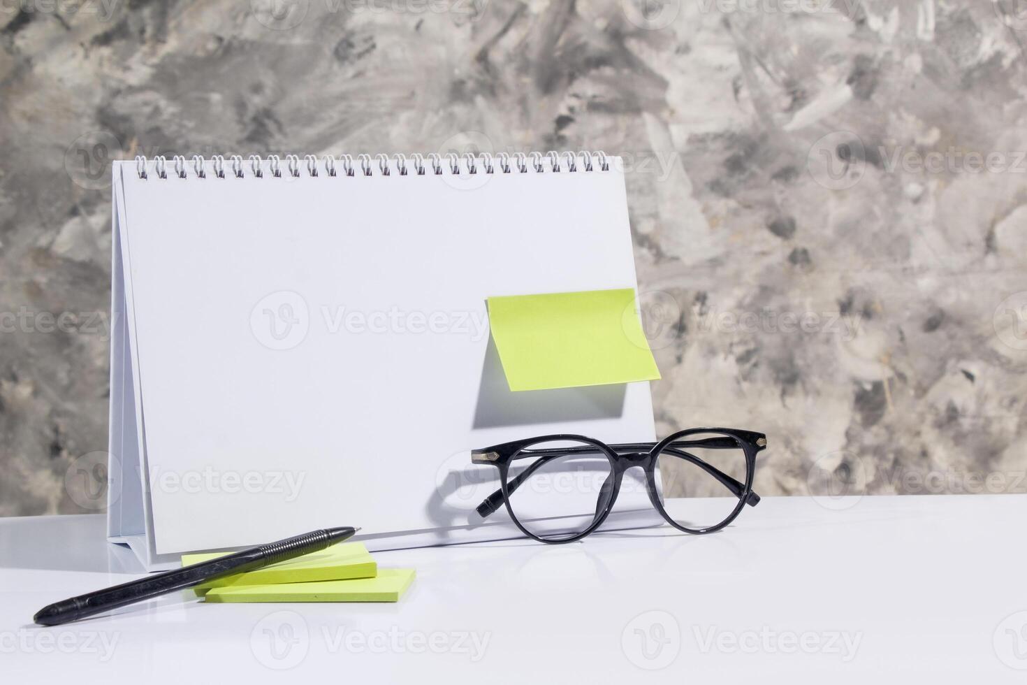 Vide bureau calendrier modèle, vert Remarque papier, stylo, lunettes, utilisateur maquette adapté affaires thème, studio gris s'abstenir photo