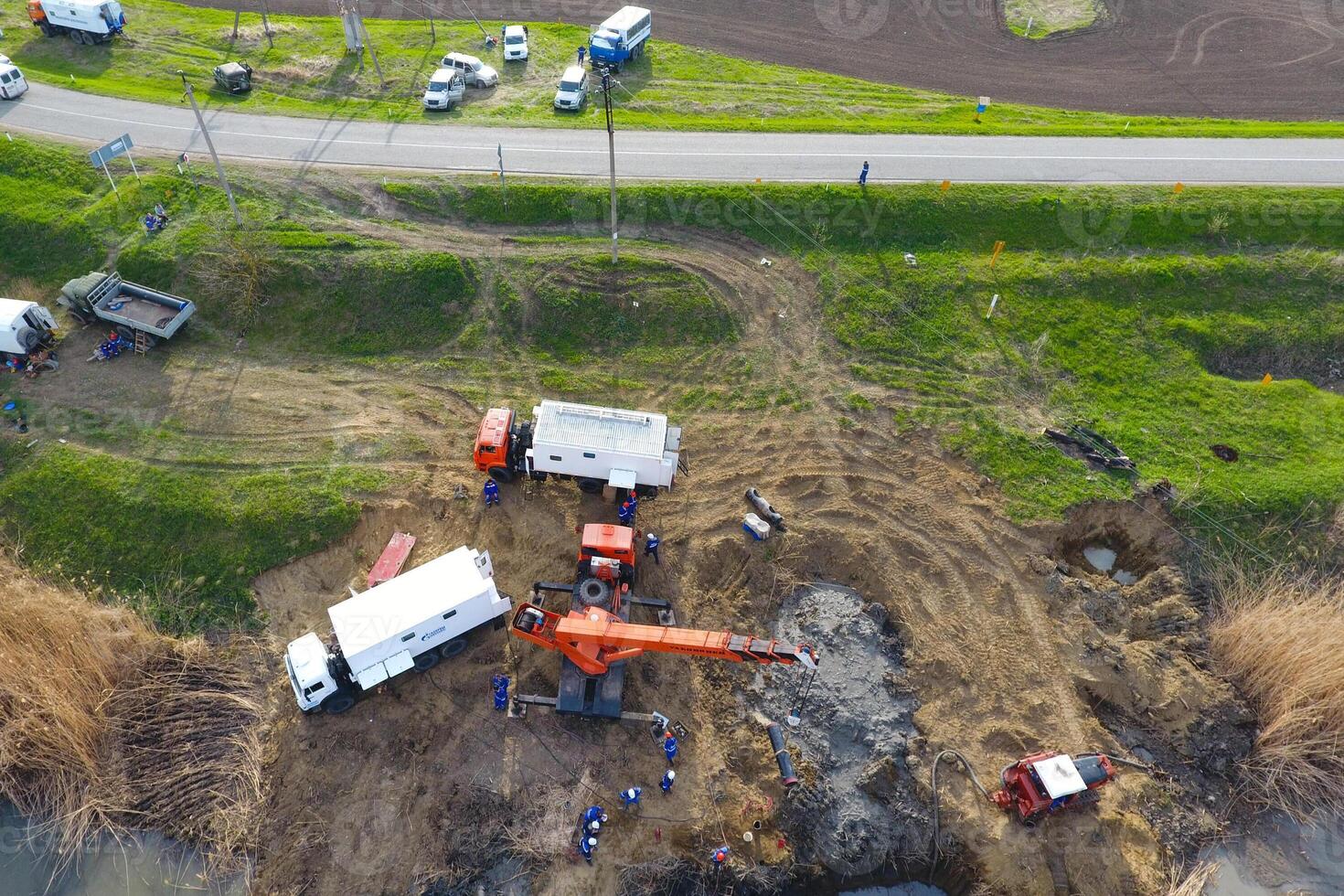 réparation de le gaz pipeline section qui passe par le l'eau canaliser. réparation travail photo