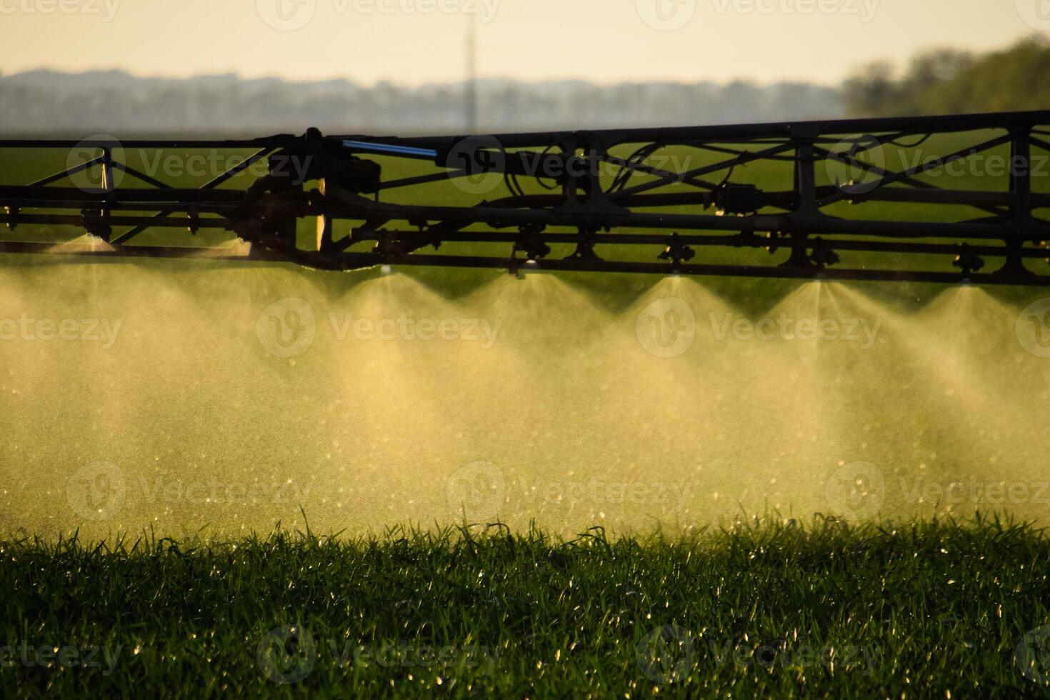 jets de liquide engrais de le tracteur pulvérisateur. photo