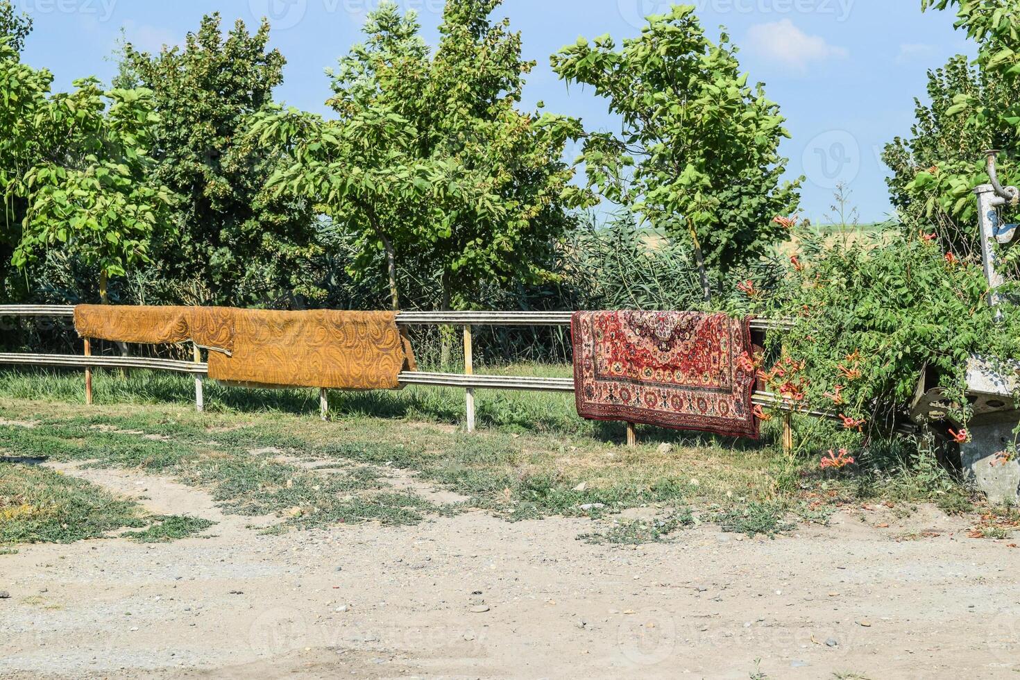 séchage de vieux tapis sur le clôture. mur les tapis photo