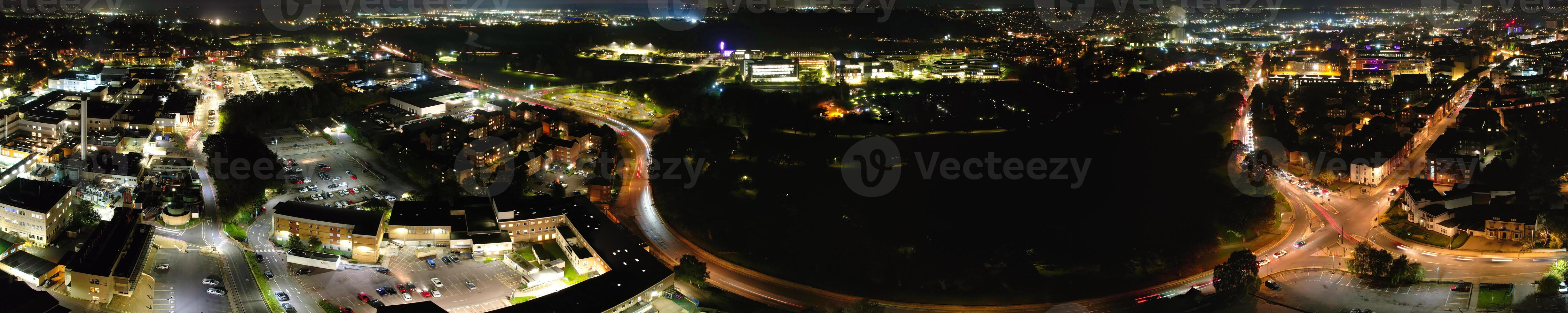 aérien panoramique vue de illuminé nordampton ville de Angleterre, Royaume-Uni pendant nuit de octobre 25, 2023 photo