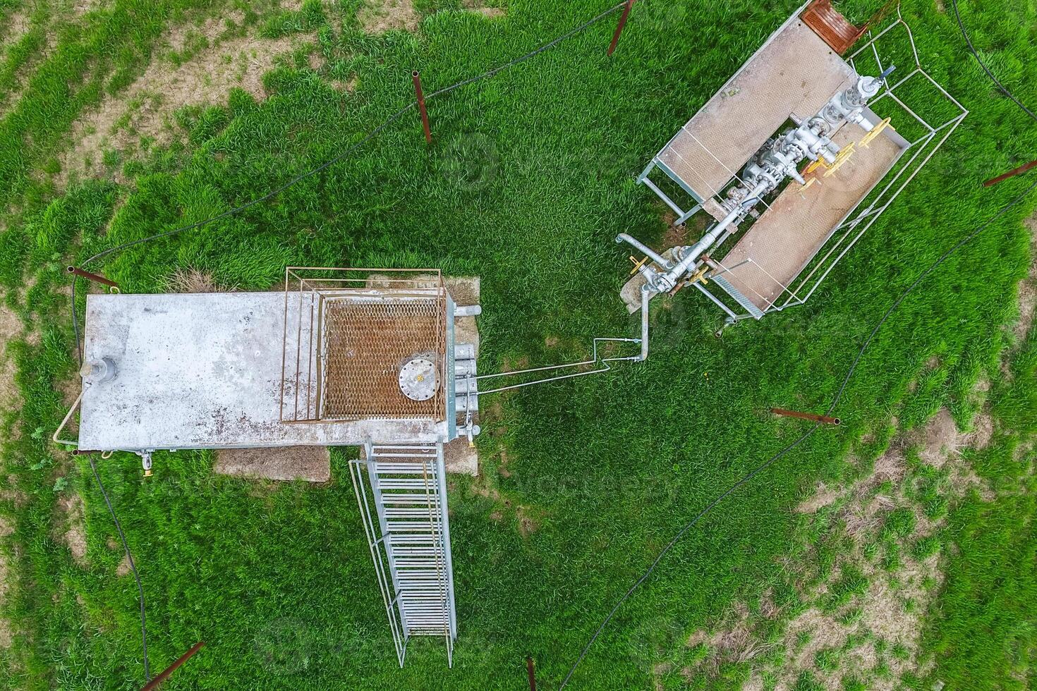 équipement de un pétrole Bien. une réservoir avec méthanol près le pétrole Bien. éteindre soupapes et un service équipement photo